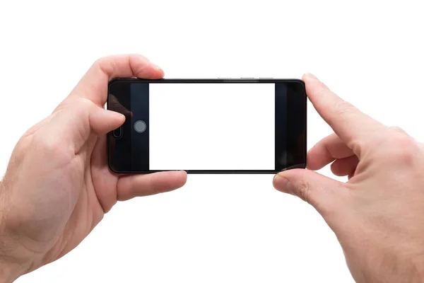 Männliche Person horizontal hält ein Smartphone mit beiden Händen bereit, um ein Foto isoliert auf weiß zu machen — Stockfoto