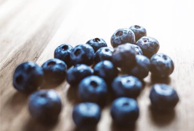 Ahşap mutfak tezgahı üzerinde taze yaban mersini