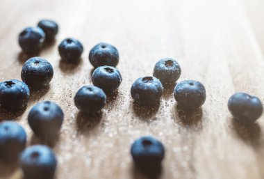 taze yaban mersini şeker Ahşap mutfak tezgahının üzerine serpilir