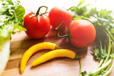 taze malzemeler için ahşap mutfak masasında yeşil salata