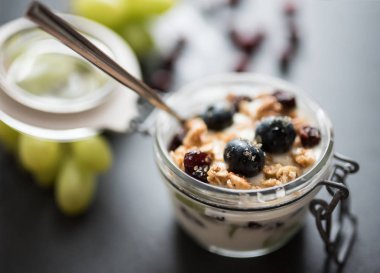 üzüm, müsli kek ve kavanoz korunmasında cranberries ile yoğurt