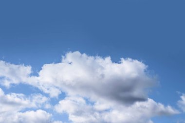 parlak mavi gökyüzü arka planda kabarık bulutlar