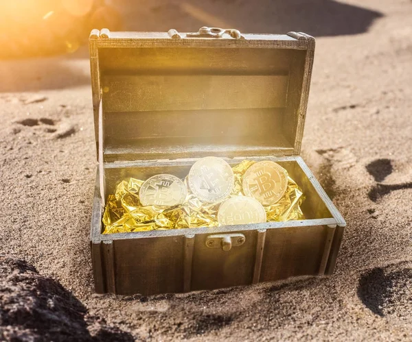 Скриня Скарбами Наповнений Bitcoins Оточенні Золотий Блиск Частково Поховано Піску — стокове фото