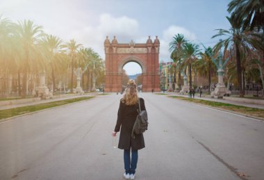 arkadan görünüşü Arc de Triomf Barcelona'da sarışın kadınla arka planda