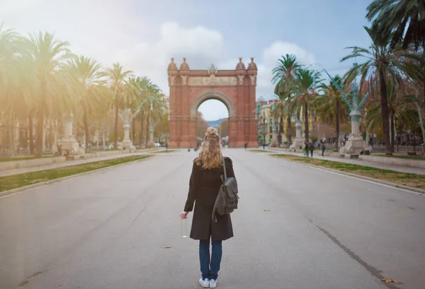 arkadan görünüşü Arc de Triomf Barcelona'da sarışın kadınla arka planda