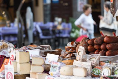 Nottingham, İspanya 10.29.2016: peynir ve sosis, piyasa ahır ürün yelpazesine