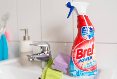 Bref Power banyo temizleyici sprey banyo lavabo üzerinde