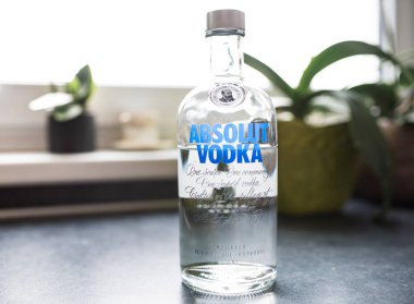 şişe Absolut votka mutfak tezgahı üzerinde