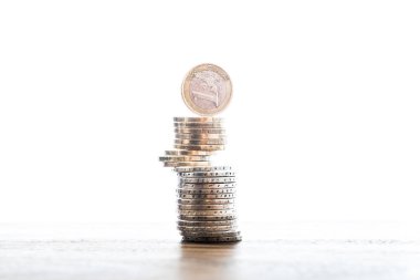 Beyaz arka plan üzerinde farklı Euro sikke yığını