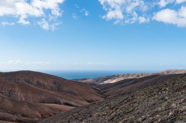 okyanus Fuerteventura üzerinde mavi gökyüzü altında arka planda çalışırken yatay, kurak