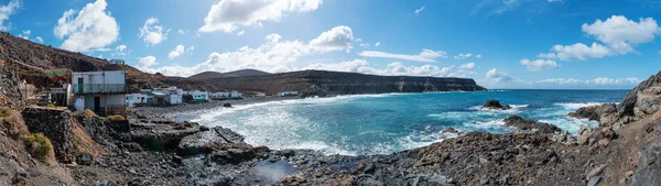 Panoramaaufnahme eines kleinen Fischerdorfes in wilder Küstenlandschaft auf den Kanarischen Inseln — Stockfoto