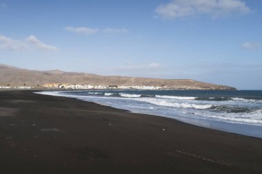 Tarajalejo Fuerteventura üzerinde yakın karanlık kum plaj