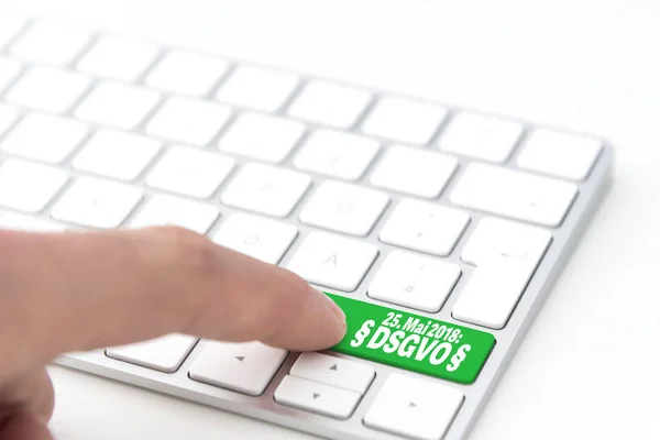 Пальцем натисканням зеленої кнопки помічені Dsgvo, загальним положенням захисту даних і початок дата — стокове фото
