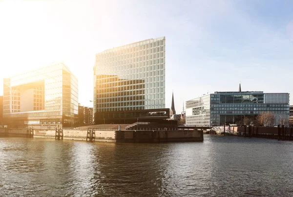 Edifícios de escritórios modernos no distrito de Hafencity em Hamburgo em dia ensolarado claro — Fotografia de Stock