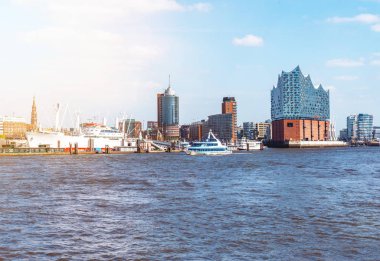 Elbe Nehri ve waterfront manzarası Hamburg'da güneşli