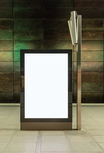 Anuncio publicitario digital en blanco de la exhibición en la estación de tren — Foto de Stock