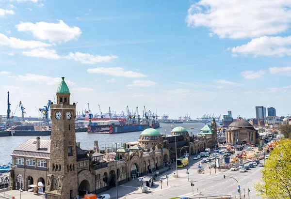 Hochwinkeliger blick auf st. pauli-piers mit elbe-fluss und hafendocks in hamburg — Stockfoto