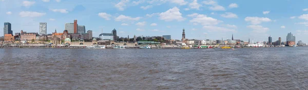 Hamburg horbor waterfront stadsbilden med floden Elbe och St. Pauli Piers — Stockfoto