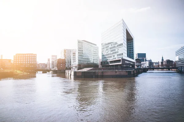 Moderne Bürogebäude im hafencity viertel in hamburg an sonnigen tagen — Stockfoto