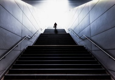 uzun bir uçuş merdivenlerden yukarı alışveriş çantaları taşırken yürüyüş baston komuta sizde silüeti