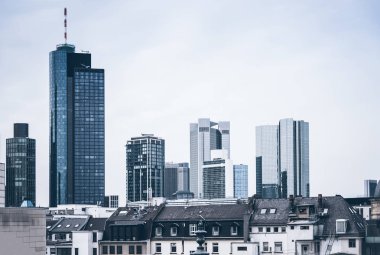 Frankfurt am Main manzarası büyük binaların arkasında