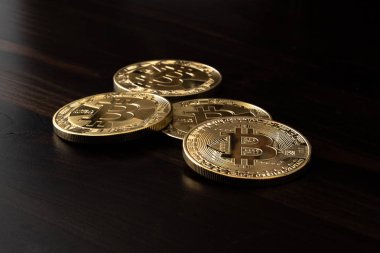 Altın bitcoin paralar ahşap masa yüzeyi Close-Up