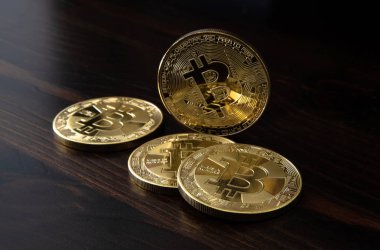 ahşap masa üzerinde altın bitcoin paralar Close-Up