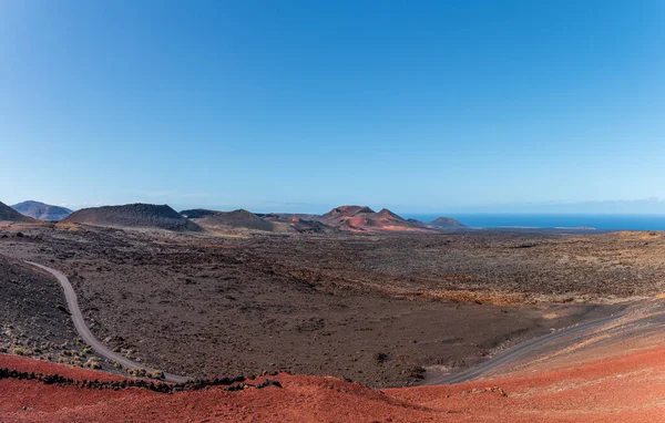 Colorido paisaje volcánico en el Parque Nacional Timanfaya, montanas del fuego, en Lanzarote, Islas Canarias —  Fotos de Stock