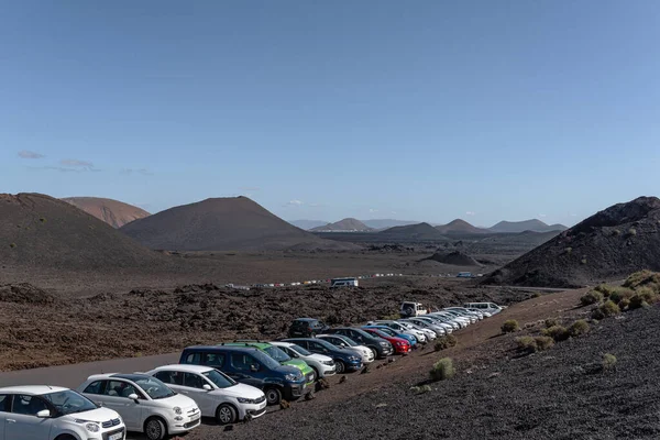 Estacionamento completo no Parque Nacional Timanfaya em Lanzarote contra a paisagem vulcânica — Fotografia de Stock