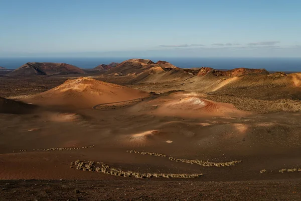 Vista de alto ângulo da paisagem vulcânica colorida no Parque Nacional Timanfaya em Lantarote — Fotografia de Stock