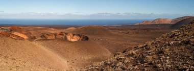 Lanzarote 'deki Timanfaya Ulusal Parkı' ndaki renkli volkanik manzaranın panoramik görüntüsü.