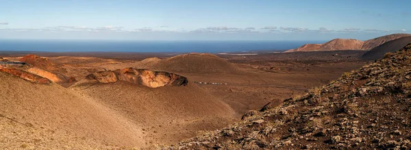 Panoramablick auf die farbenfrohe Vulkanlandschaft im Nationalpark Timanfaya, montanas del fuego, auf Lanzarote — Stockfoto