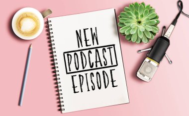 Masada podcast kayıt ekipmanlarının üst görüntüsü. Not defterine yeni bir podcast bölümü yazıldı.