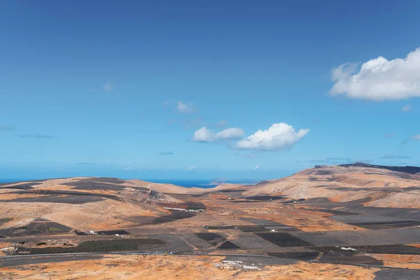 Malerische Landschaft auf Lanzarote, Kanarische Inseln, vor Meer und blauem Himmel — Stockfoto