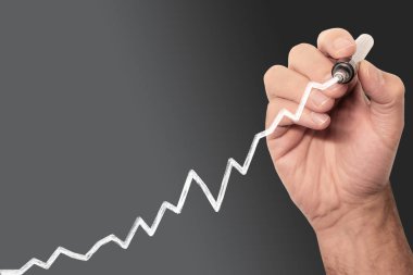 Şeffaf beyaz tahta üzerinde el ele tutuşma kalem büyüme grafiği