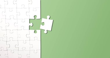 Yeşil arkaplanda kalan tek parçalı yapbozun üst görünümü