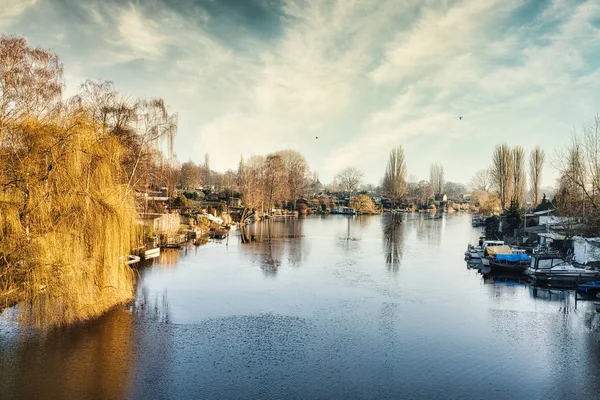 Bille river em Hamburgo, Alemanha no dia de inverno claro — Fotografia de Stock