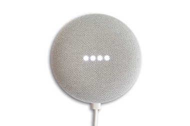Google Home Mini akıllı hoparlörünün üst görünümü beyaz arkaplanda etkin iken