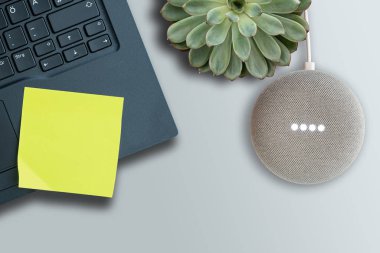 Masada etkinleştirilirken Google Home Mini akıllı hoparlörünün üst görünümü