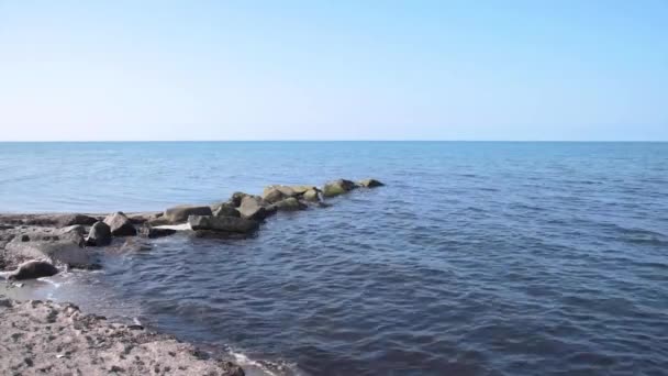 Playa vacía contra el mar tranquilo y el cielo azul en Heiligenhafen — Vídeos de Stock