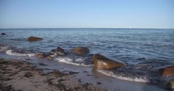 Playa vacía contra el mar tranquilo y el cielo azul en Heiligenhafen — Vídeos de Stock