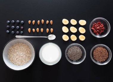 Yuvarlak yulaflı, tohumlu sağlıklı bir kahvaltı.