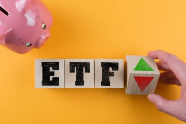 Etf takas fonu ve odun küplerinde kırmızı ve yeşil ok sembolü