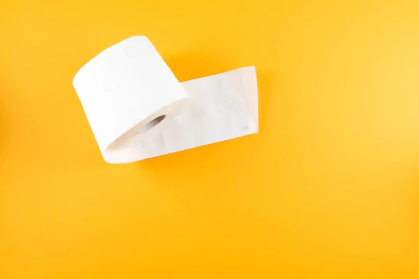 Vue du dessus du rouleau de papier toilette sur fond orange — Photo