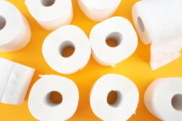 Directement au-dessus de la photo de rouleaux de papier toilette sur fond orange — Photo