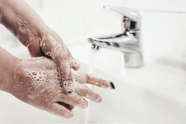 Close-up shot van vrouw zorgvuldig wassen van haar handen — Stockfoto