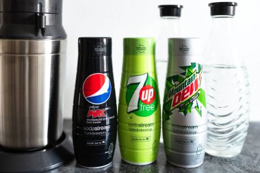 Soda Akımı 'nın köpüren su üreticisi için PepsiCo aromalı şuruplar.