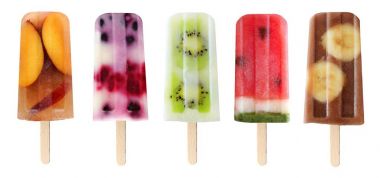 Beyaz izole beş çeşitli meyve popsicles