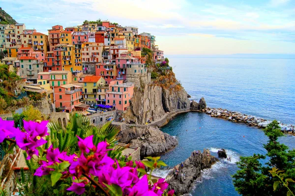 Cinque Terre pobřeží Itálie s květinami — Stock fotografie