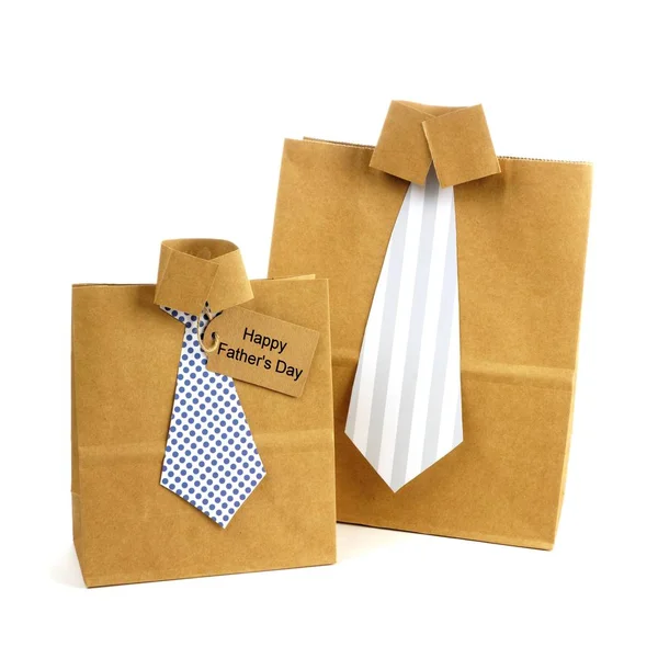 Otcové den košili a kravatu dárkové tašky se značkou izolované na bílém — Stock fotografie
